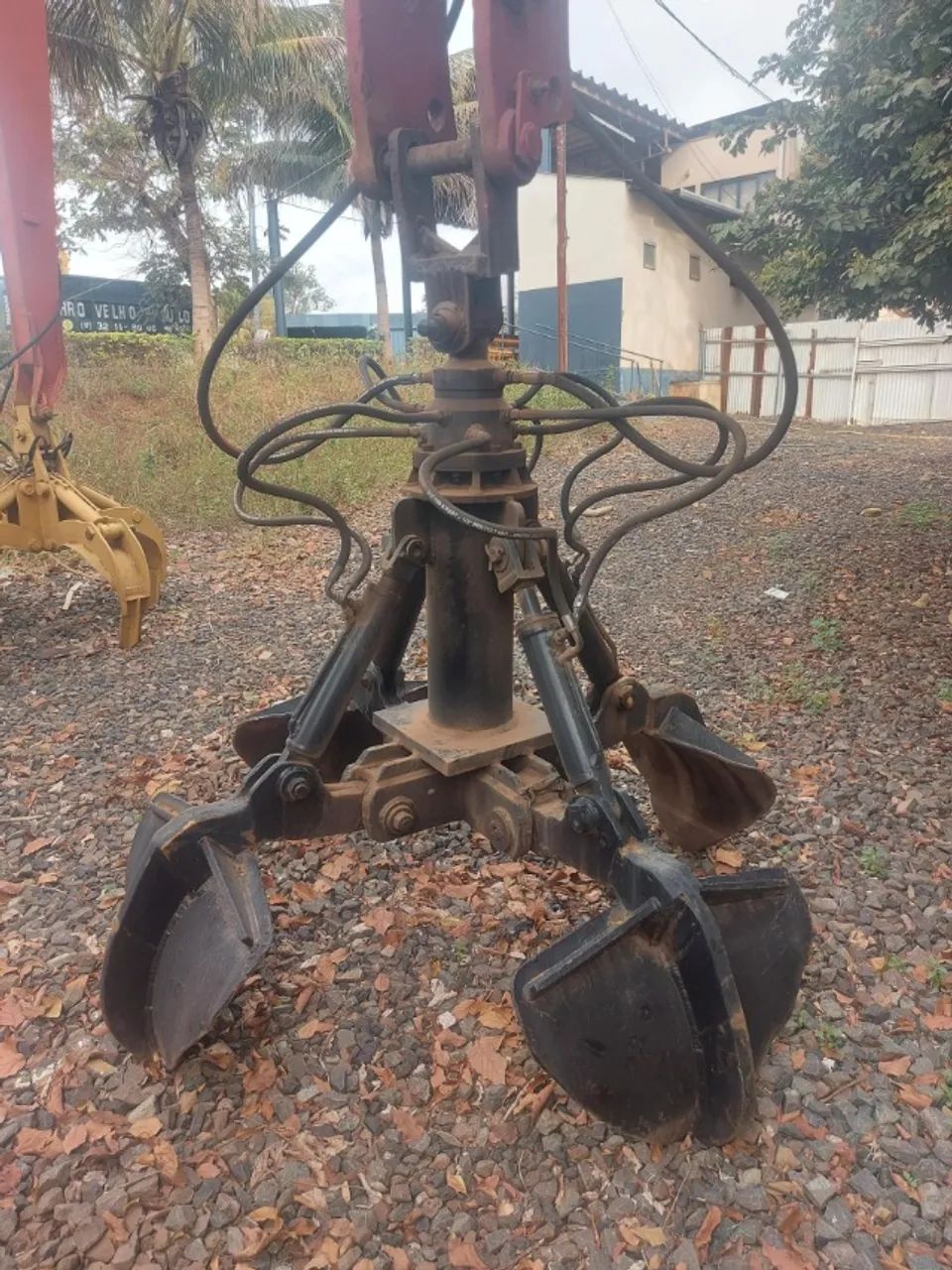 Escavadeira poclain LC 80 de esteira com garra sucateira,  - Foto 3