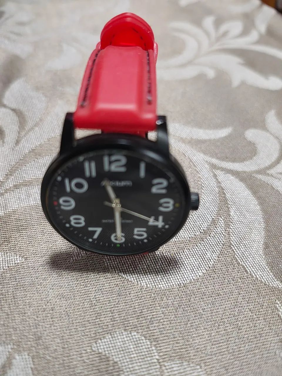 Relógio de pulso preto com pulseira vermelha
