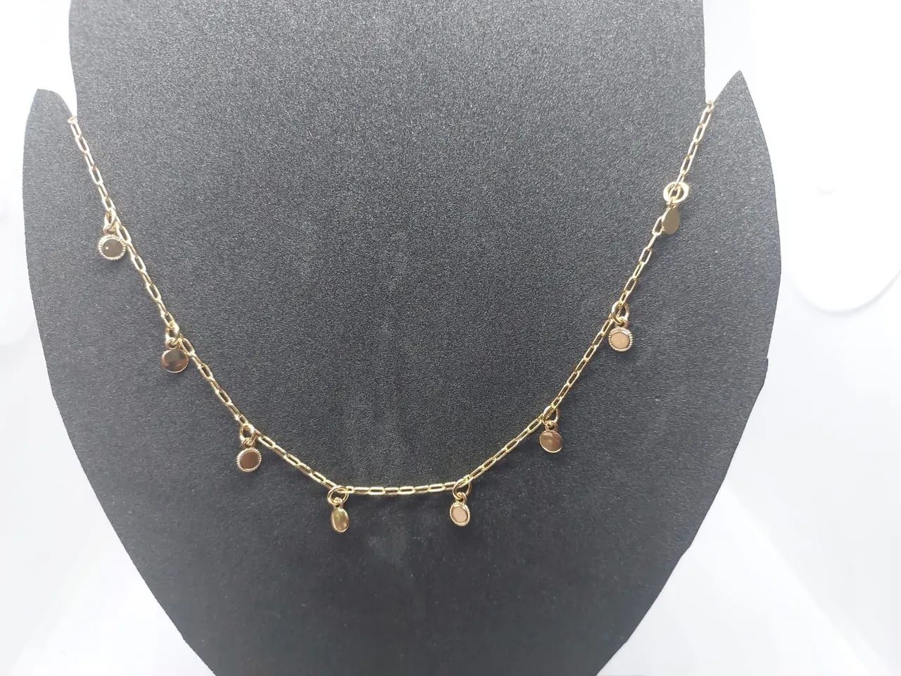 Colar choker banhado a ouro com pingentes redondos - Foto 2