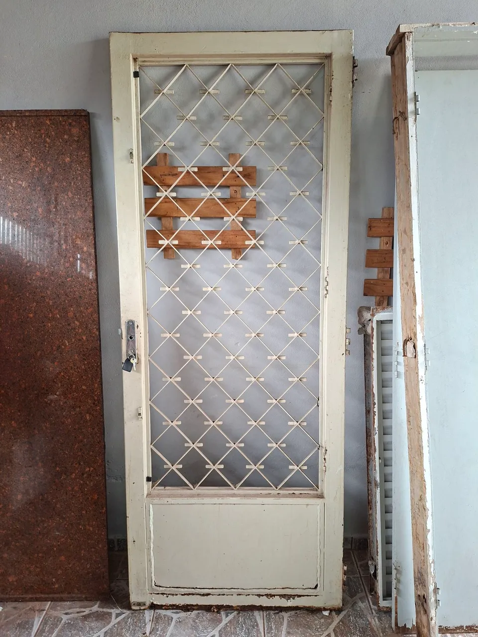 Porta de ferro com grade e vidro