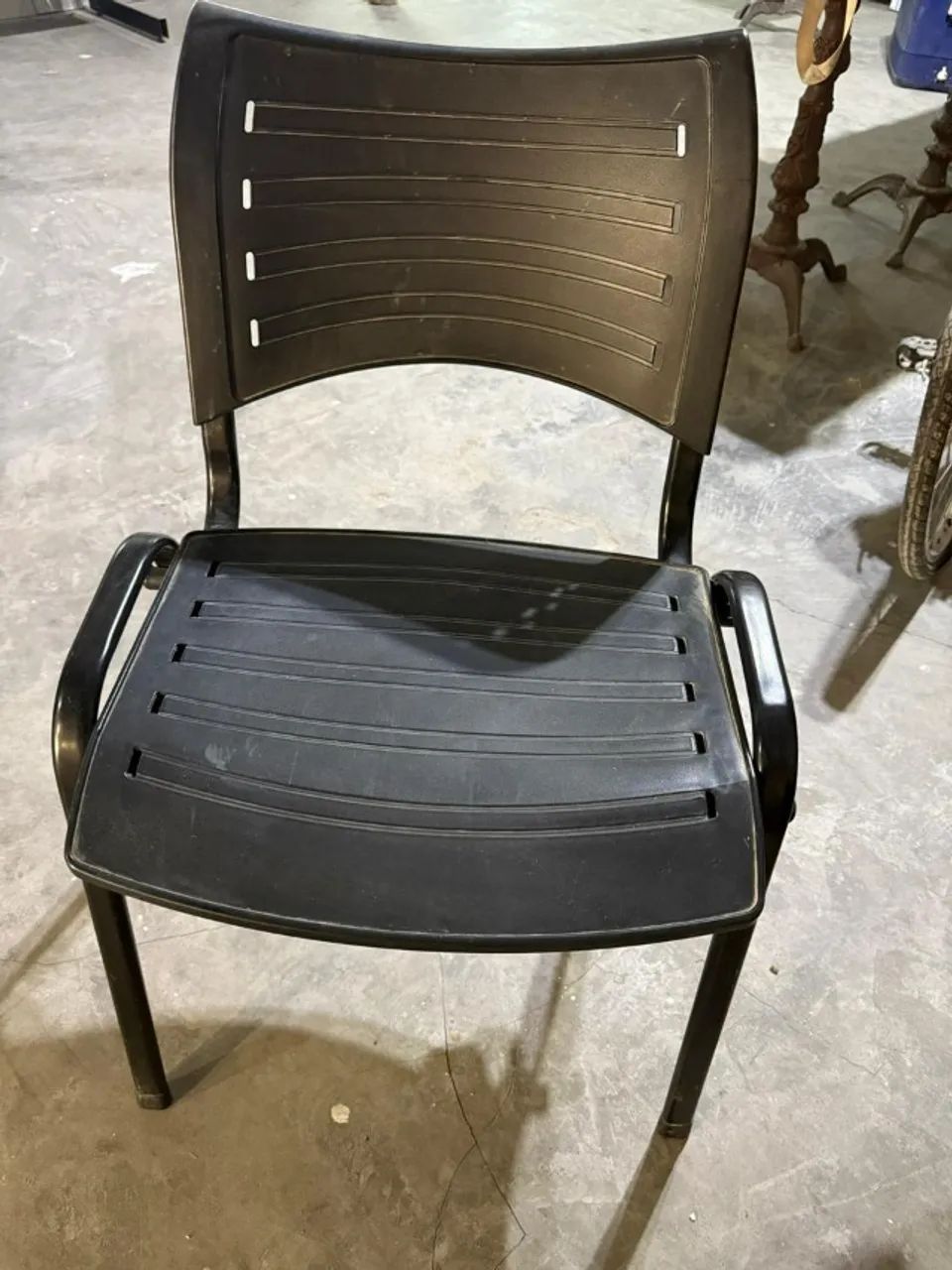 CADEIRA PRETA DE PLÁSTICO
