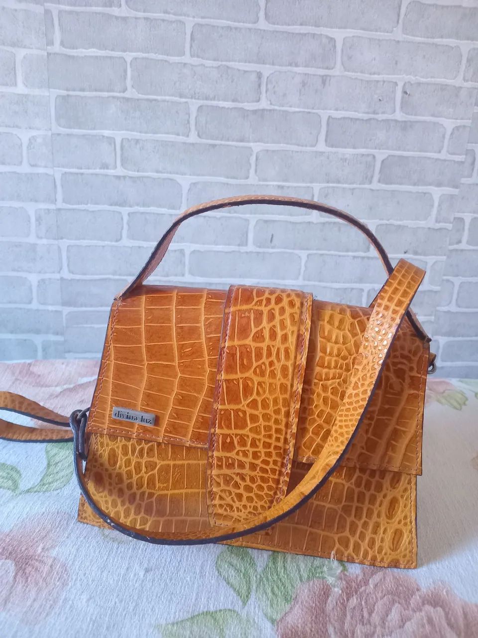 Bolsa semi nova divina Luz couro legítimo  - Foto 2