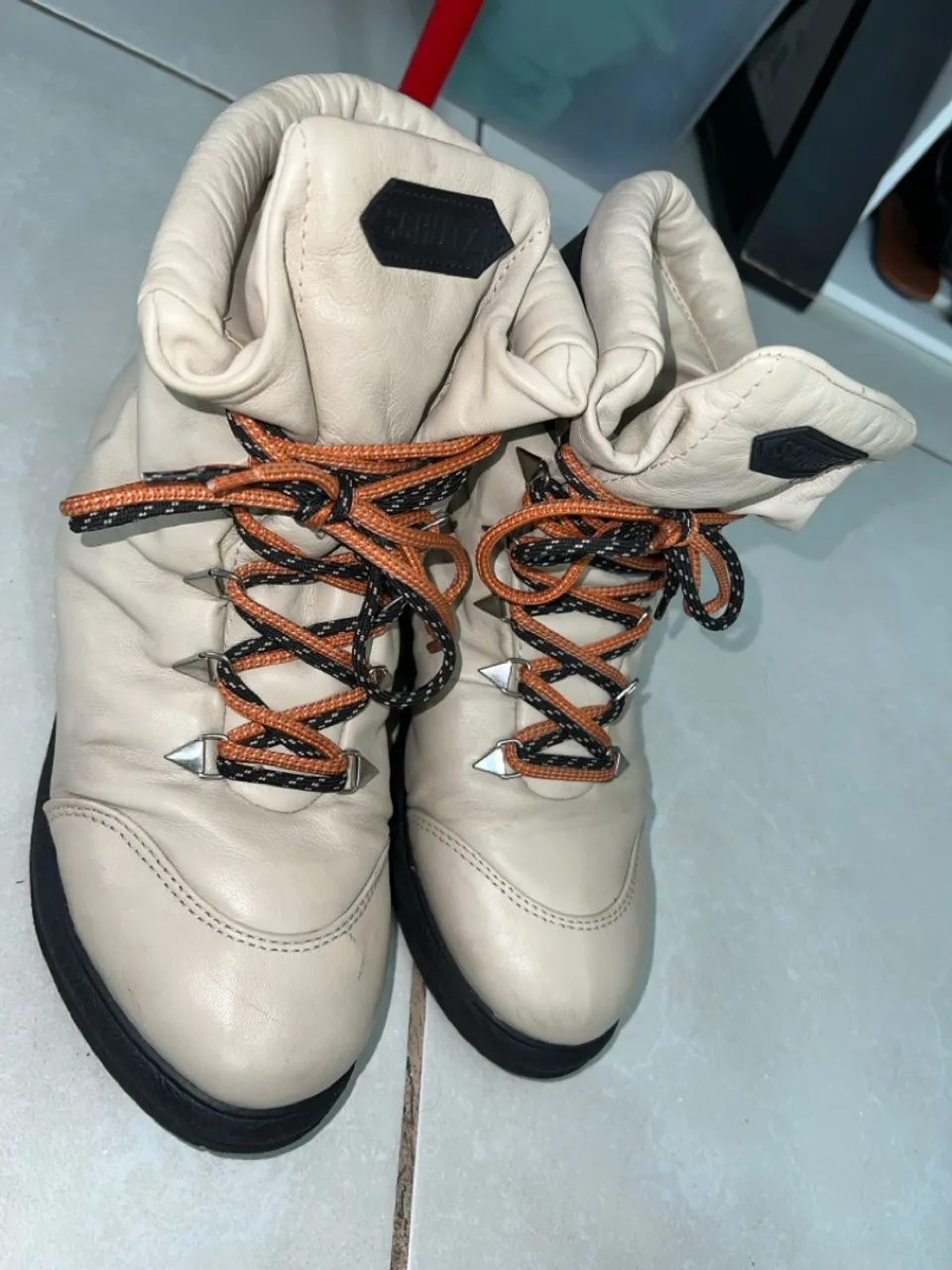 Bota Schutz em Couro Creme - Cano Médio, Sem Salto, Estilo e Conforto! ?