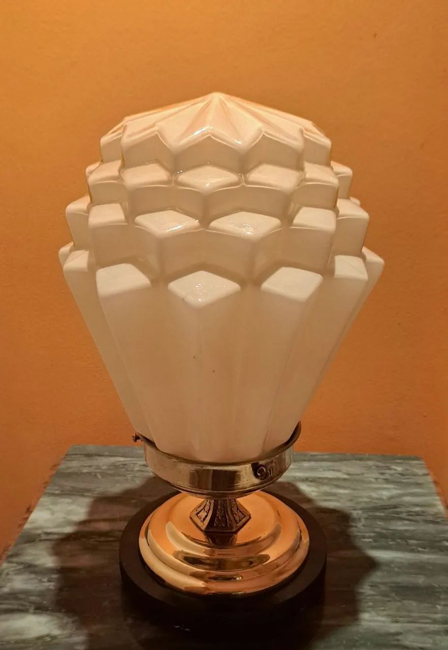 ART DECO Luminária de mesa base madeira  metal e detalhes bronze  cúpula de opalina  