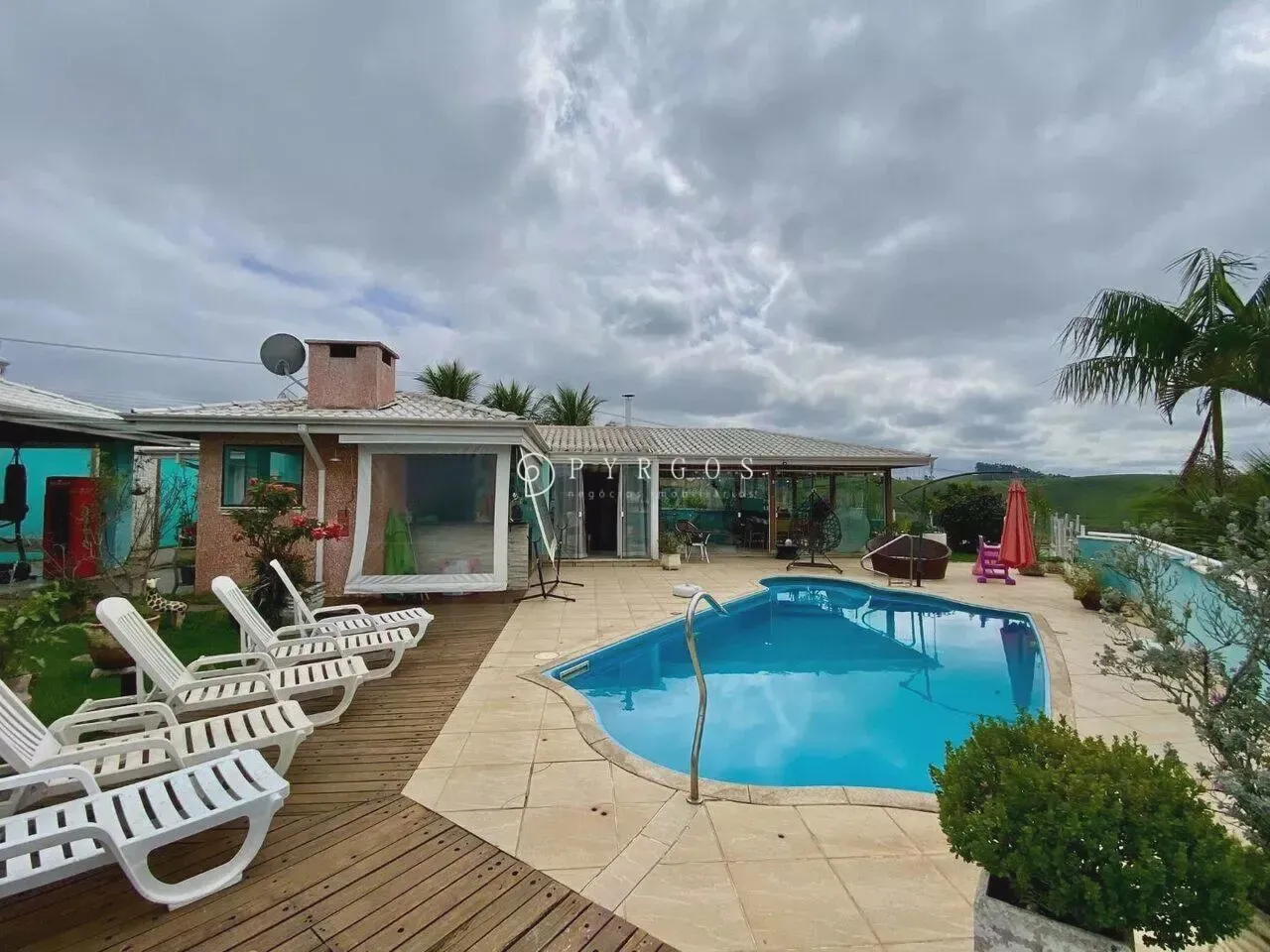 Vende-se ou Aluga Casa de Alto Padrão com Vista Deslumbrante para a Represa de Igaratá