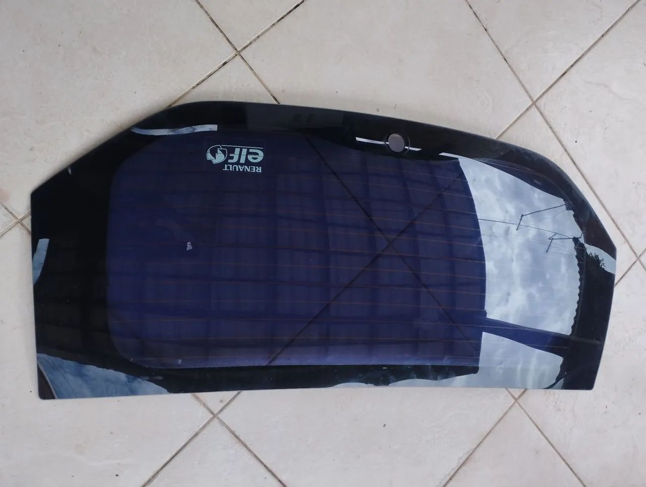 Vendo vidro traseiro para colocar em carro da Renault,com furo para colocar limpador 