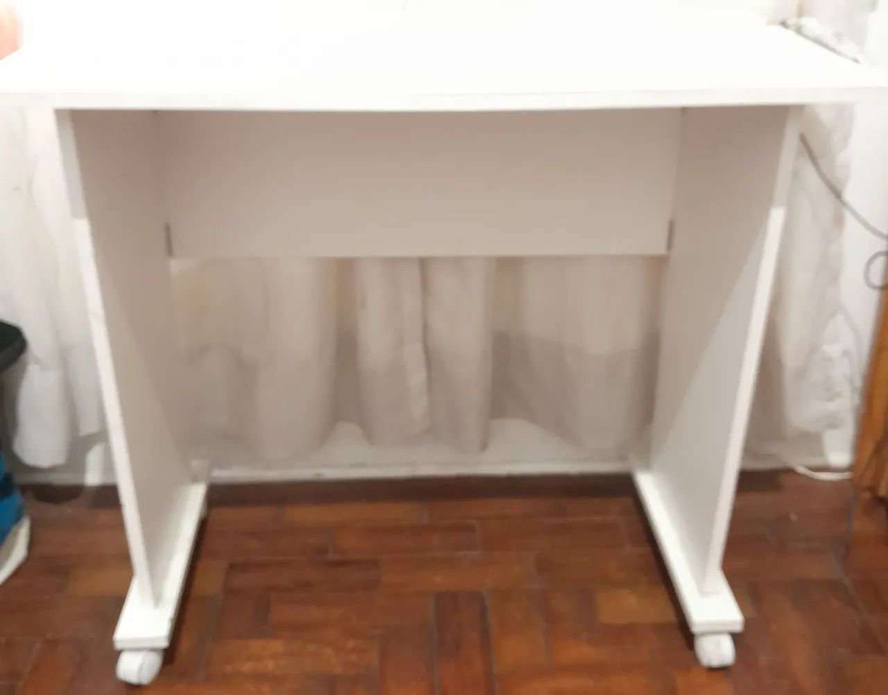 Mesa dobrável branca, muito boa e útil.