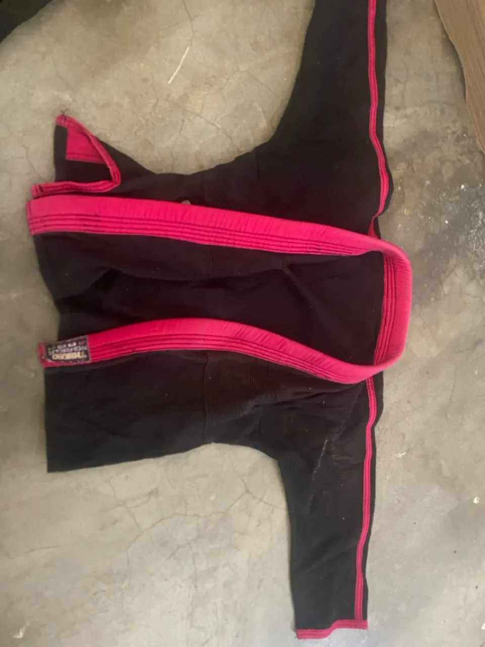 Calça Esportiva Preta com Detalhes Rosa