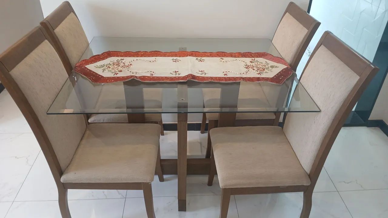 Mesa de jantar de vidro com 4 cadeiras