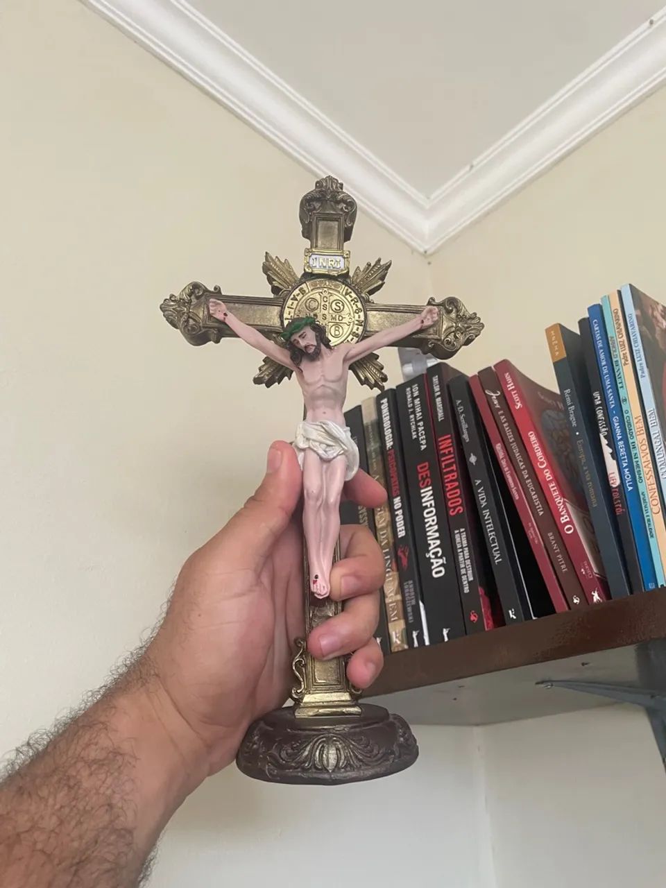Crucifixo em Resina 30cm com Medalha de São Bento  - Foto 3