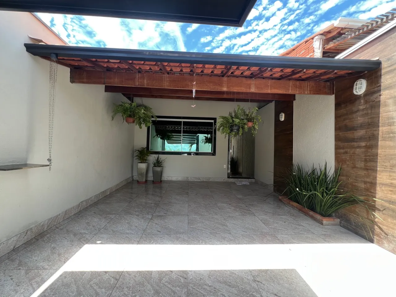 Alugo mobiliada casa 2 qts com varanda Governador Valadares