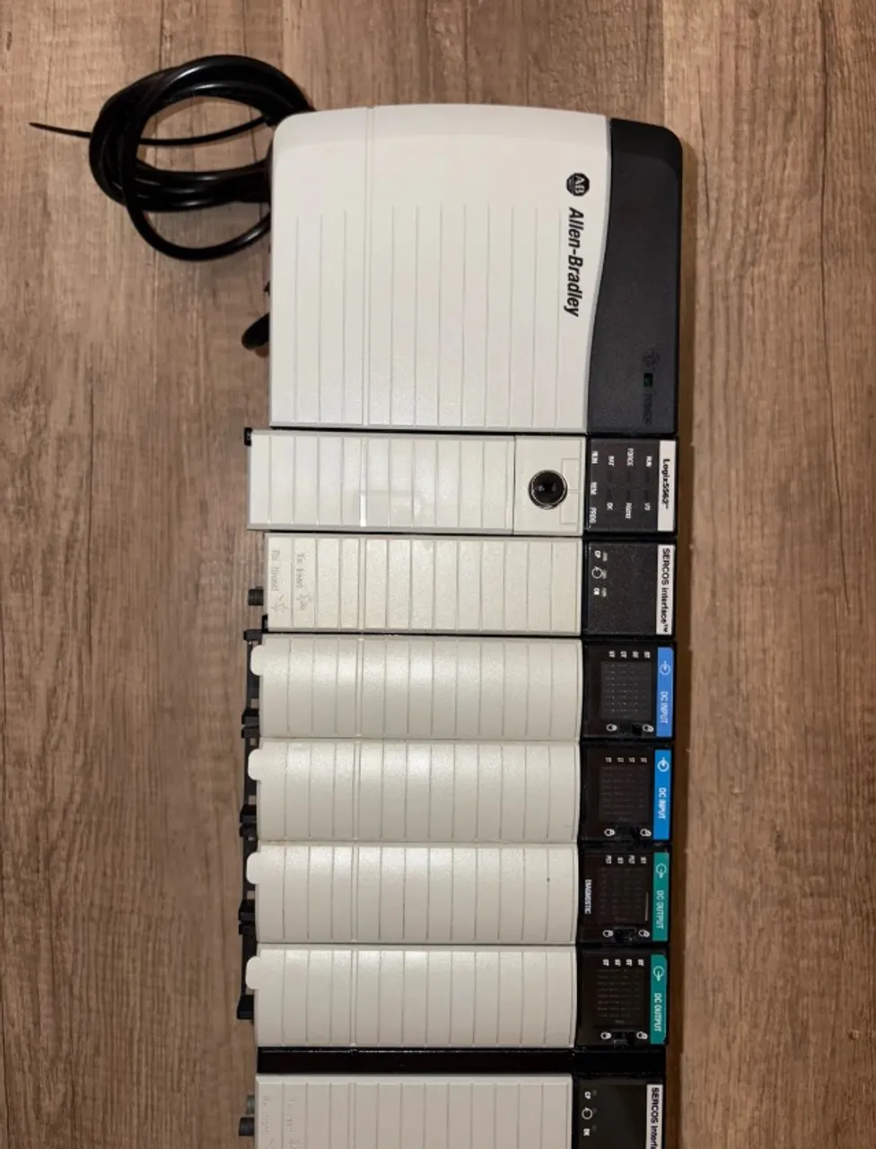 PLC ControlLogix 5000 com módulos de comunicação e I/O.