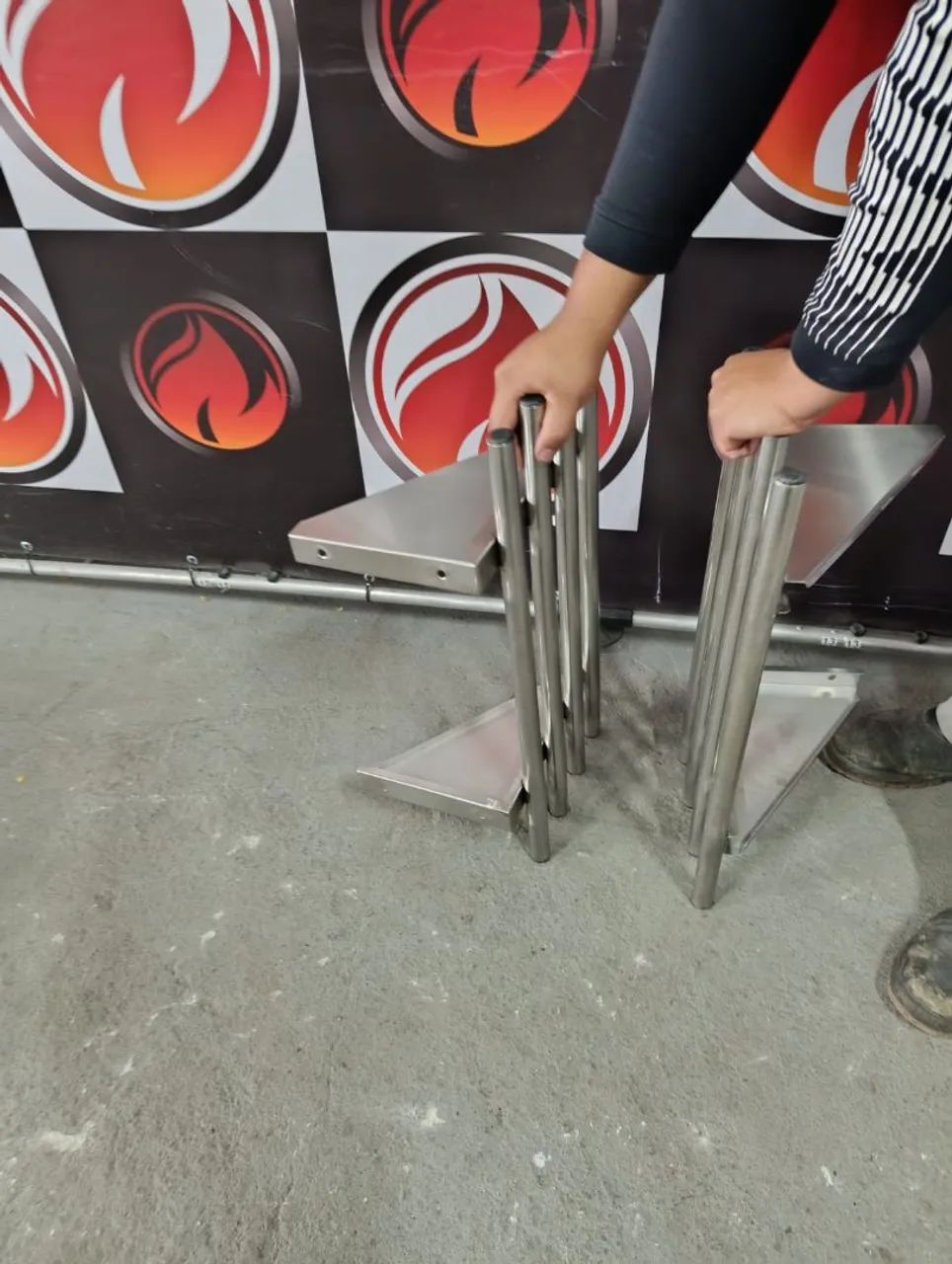 Prateleira tubular toda de inox usada em ótimo estado tenho 2 unidades disponíveis <br> - Foto 3