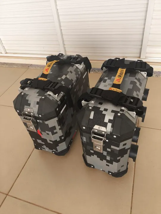 Baús laterais em alumínio originais da Royal Enfield Himalayan camuflado