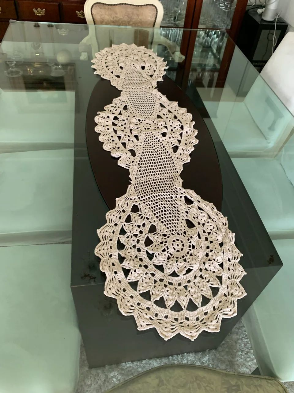 Caminho de crochê bege