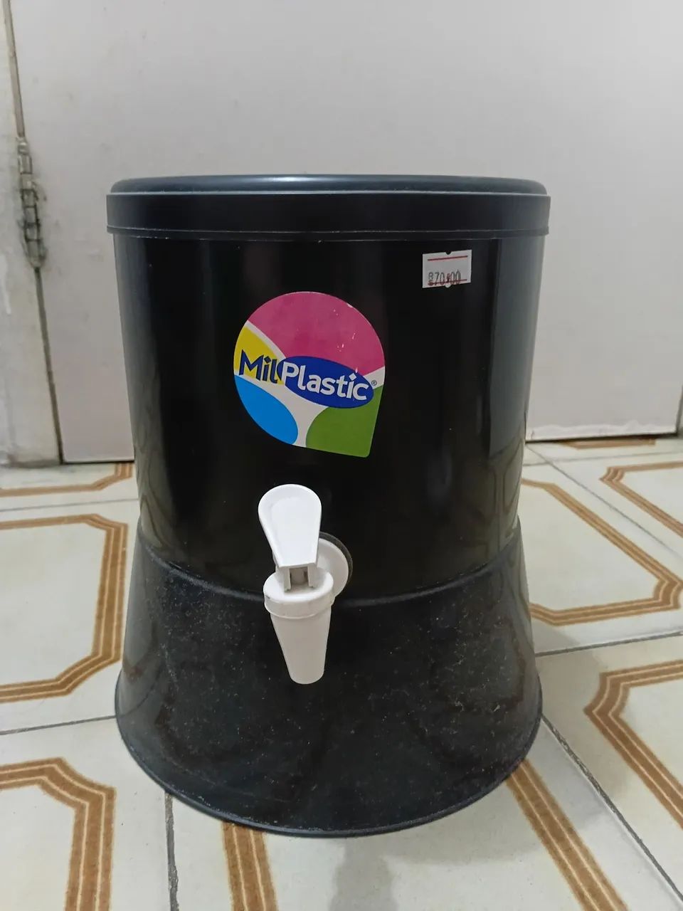 Suporte para galão preto ?