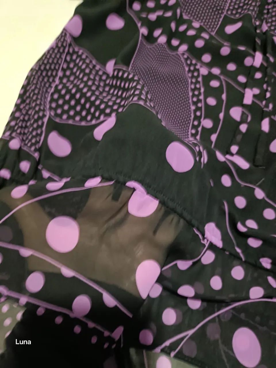 Blusa feminina estampada com detalhes em roxo - Foto 3