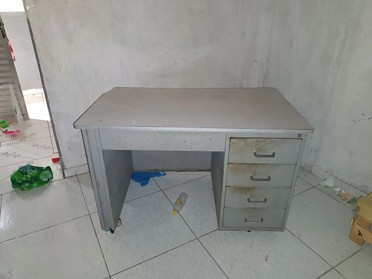 Mesa de escritório com gavetas