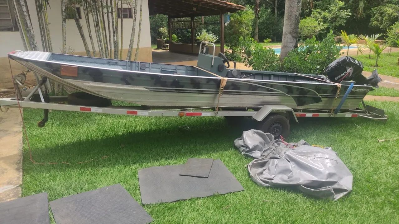 Lancha 6 metros com motor popa 40 hp