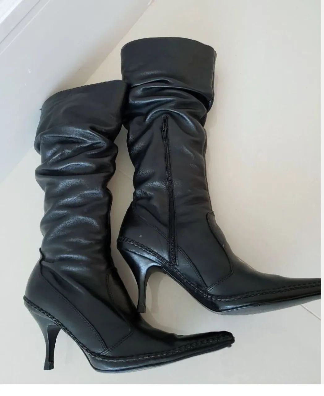 Botas Femininas de Couro Preto - Foto 3