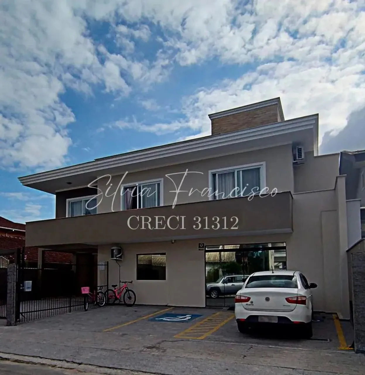 Sobrado para Venda em Joinville, Saguaçu, 3 dormitórios, 1 suíte, 2 banheiros, 4 vagas