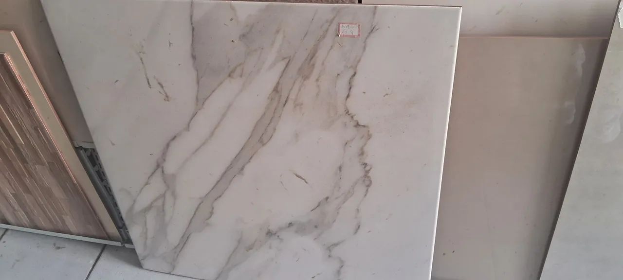 Piso alto brulho 60x60 e revestimento 39x57