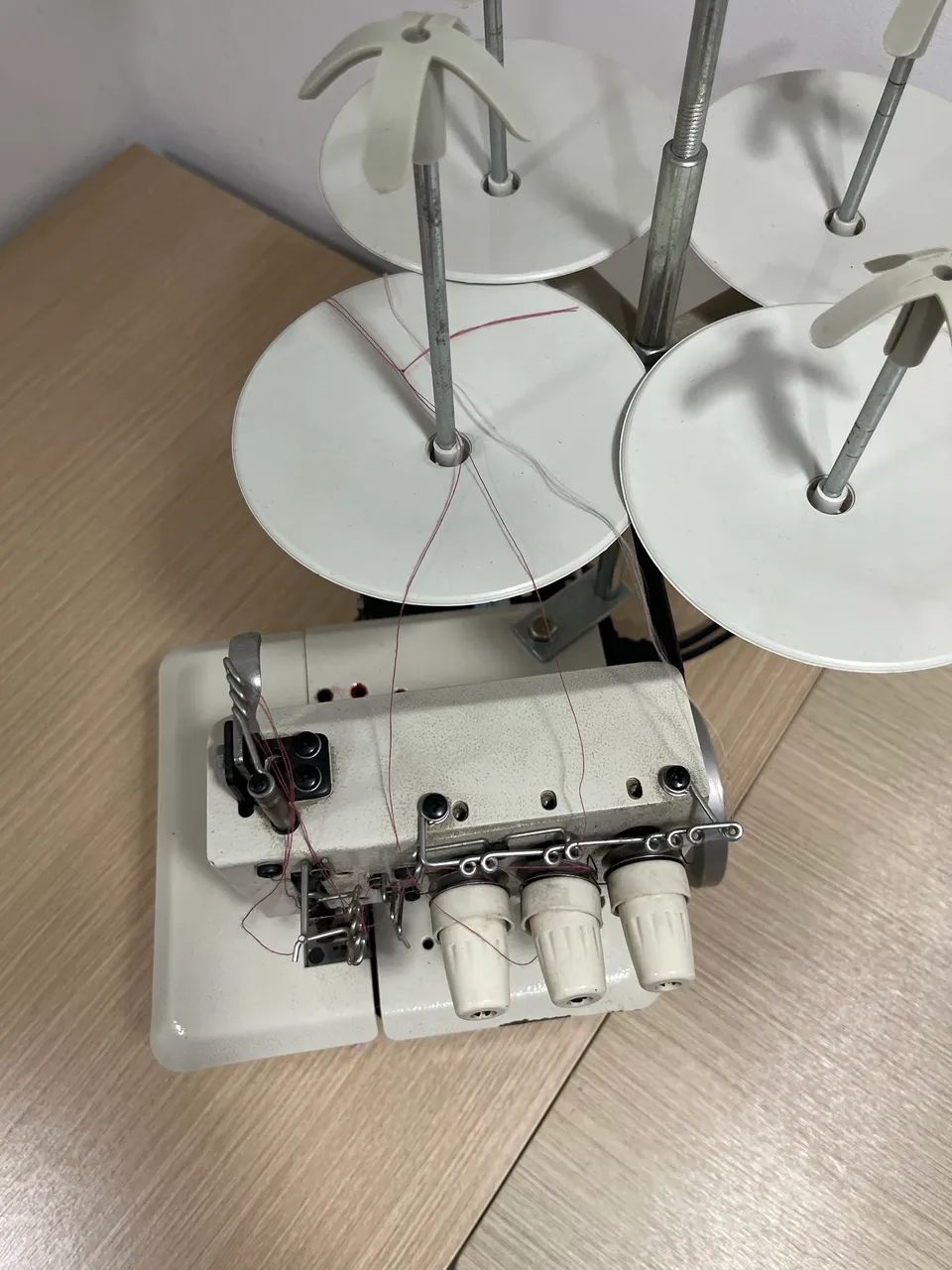 Máquina de Costura Galoneira Portátil 3 Agulhas Bracob - MUITO NOVA - Foto 2