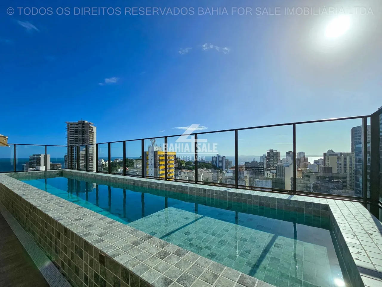 Studio decorado para locação na Barra com suíte e vaga. Conforto, estilo e praticidade per