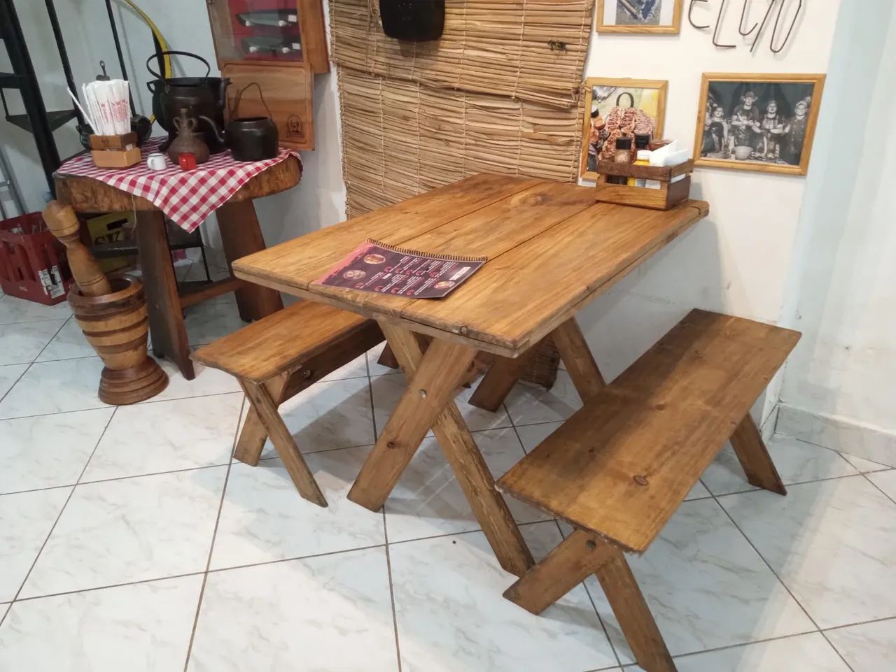 Mesa e bancos de madeira para comércio