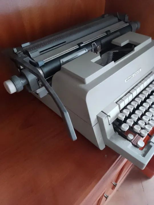 Máquina de escrever Olivetti Linea 98 - Foto 3