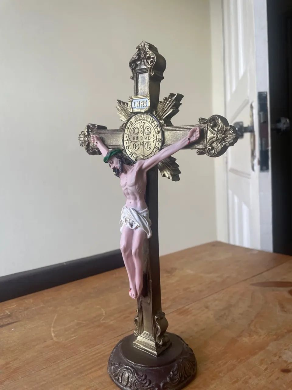 Crucifixo em Resina 30cm com Medalha de São Bento  - Foto 4