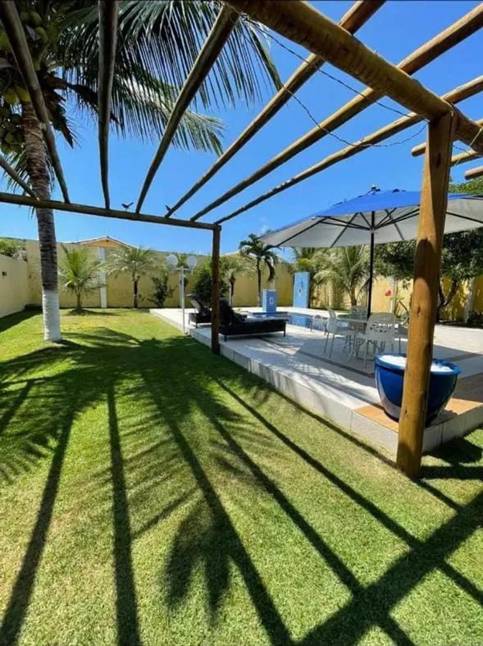 Casa solta 5/4 com piscina privada no Miragem em Buraquinho.