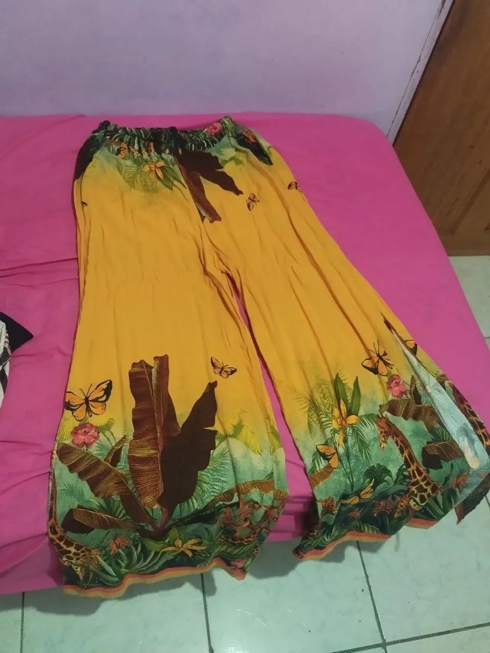 Vendo conjunto de cropped e calça estilo pantalona estampada  - Foto 2