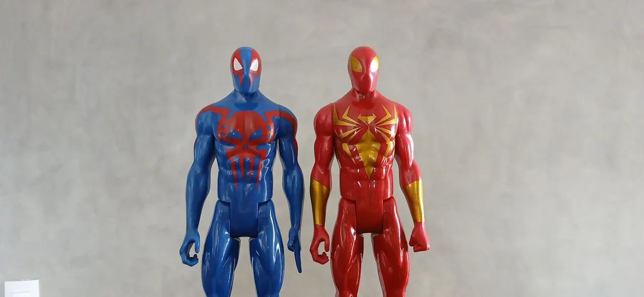 Bonecos Homem Aranha 2099 e Iron Spider 30cm  90 reais (cada)