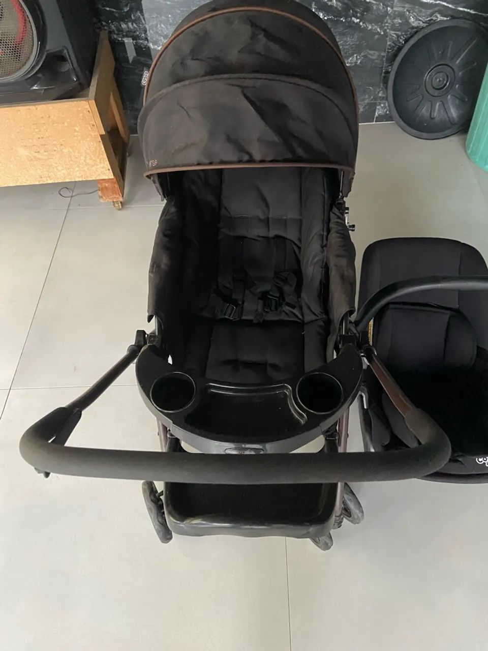 Carrinho de bebê com bebê conforto 