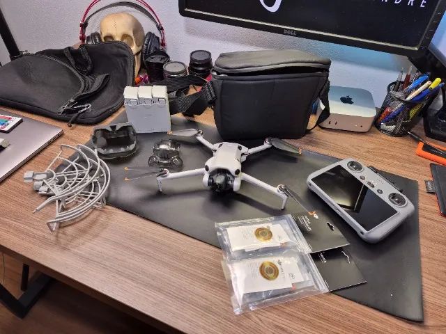 Dji Mini 4 Pro Flymore Combo 3 baterias e controle com Tela