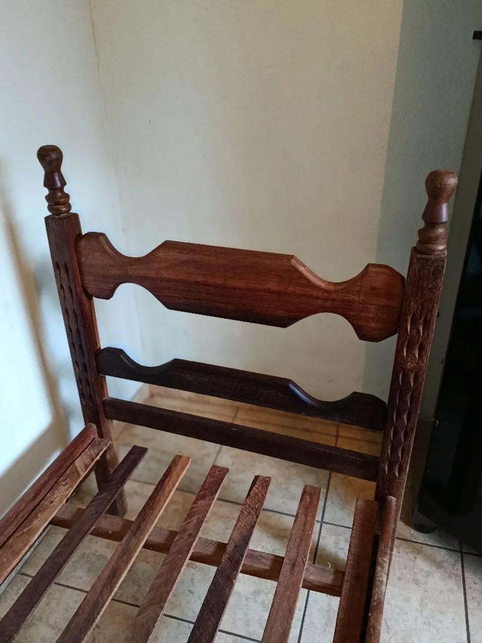Cama de solteiro de madeira 