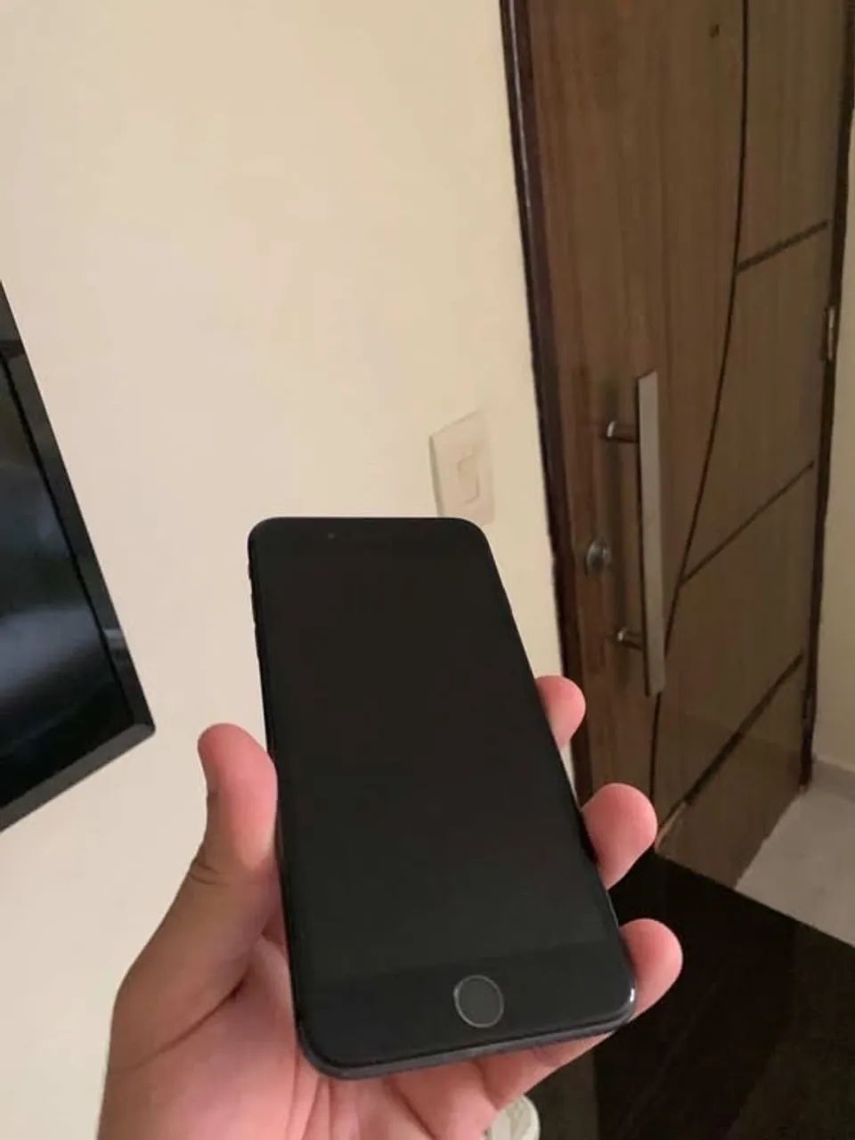 Vendo iPhone 8 Plus na cor preto, 64gb por apenas 500,00
