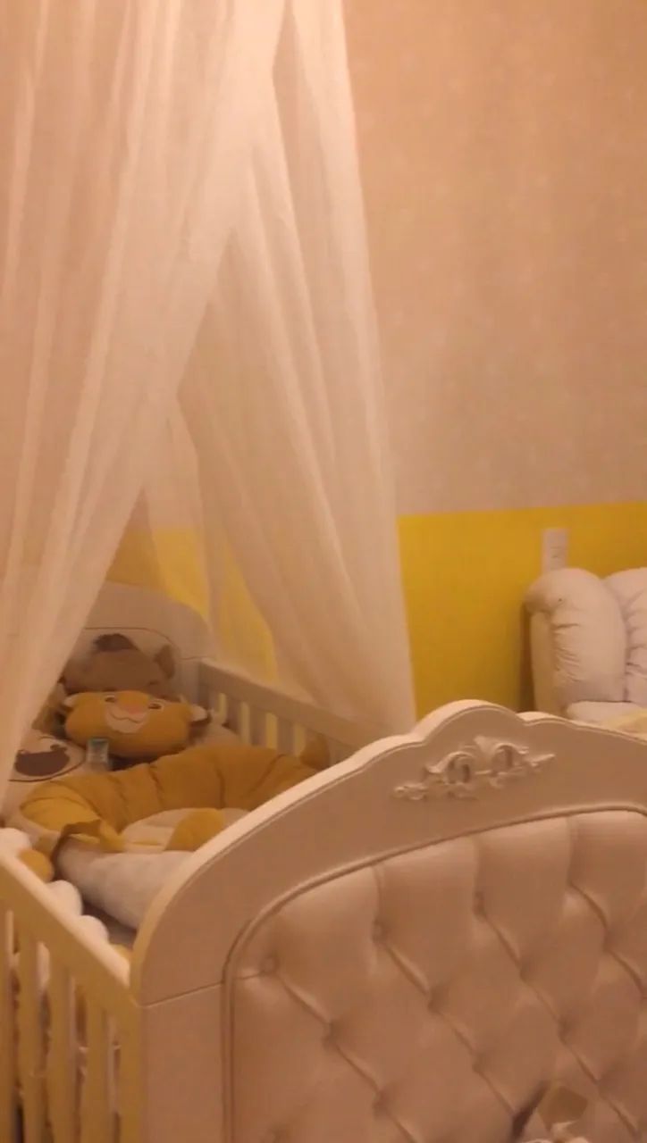 Berço que vira cama capitonê com colchão  - Foto 3