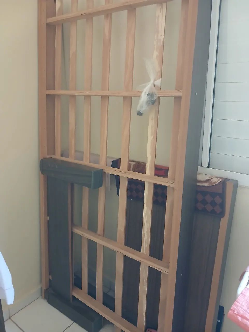 Cama de solteiro s/colchão 