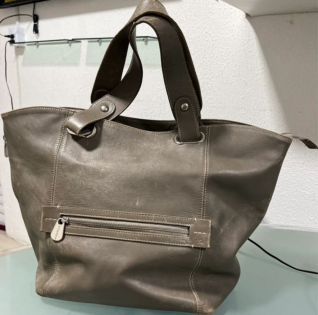 Bolsa GRANDE de ombro, de couro legítimo. Marca ANDARELLA. - Foto 2