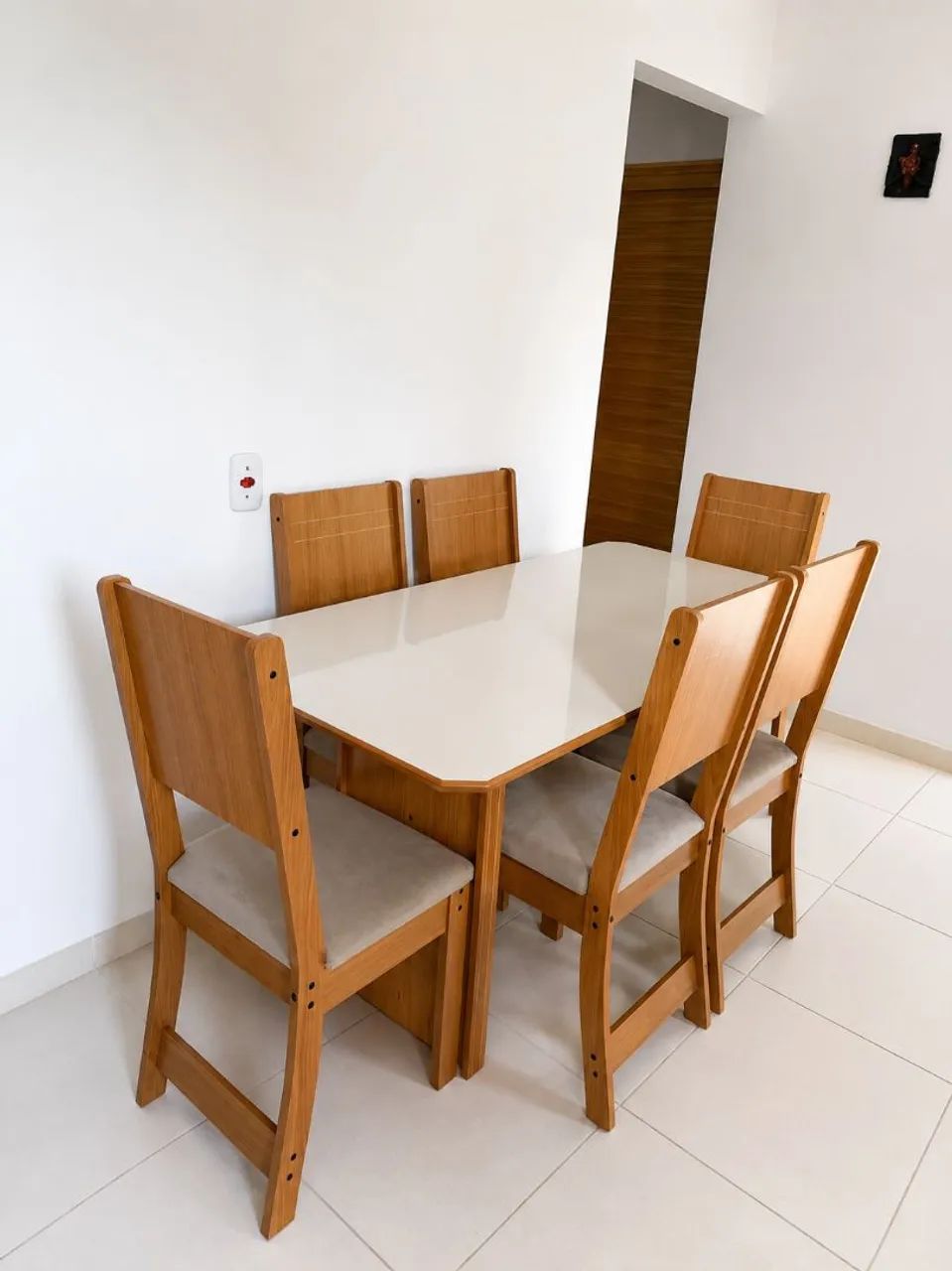 Mesa com 6 cadeiras em.mdf 