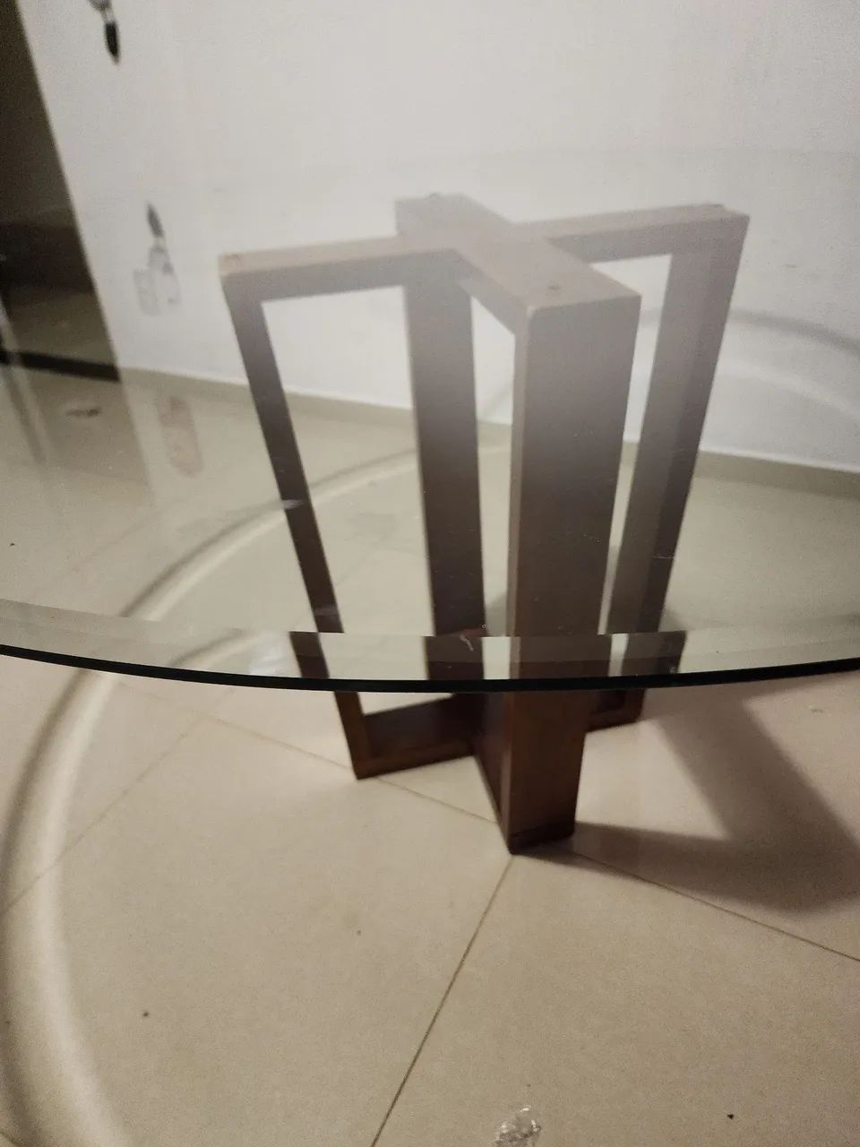 Mesa de jantar redonda de excelente qualidade e muito resistente.