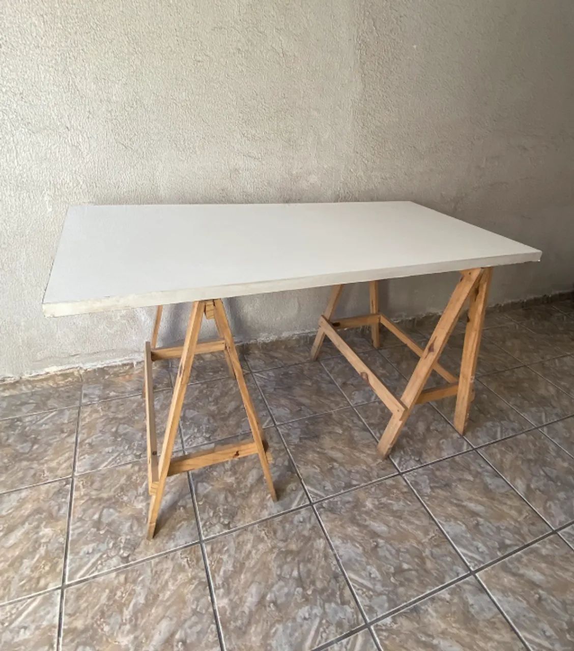 VENDO MESA COM CAVALETES DE PINUS - Foto 3