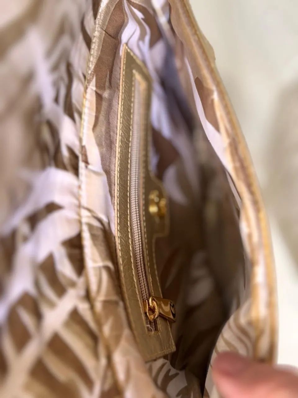 Bolsa Carmen Steffens em couro dourada. - Foto 4