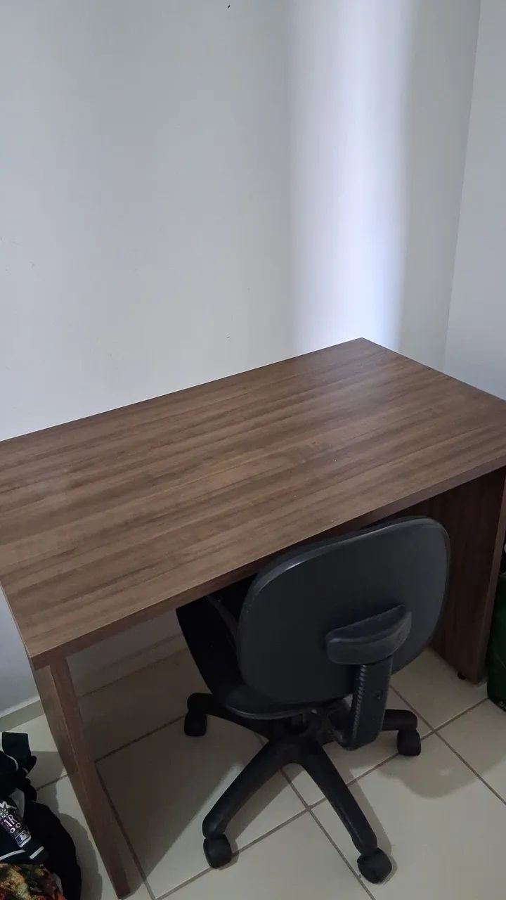 Mesa para escritório com cadeira