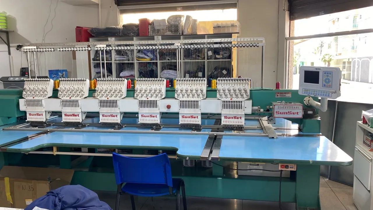 Máquina de bordar industrial 