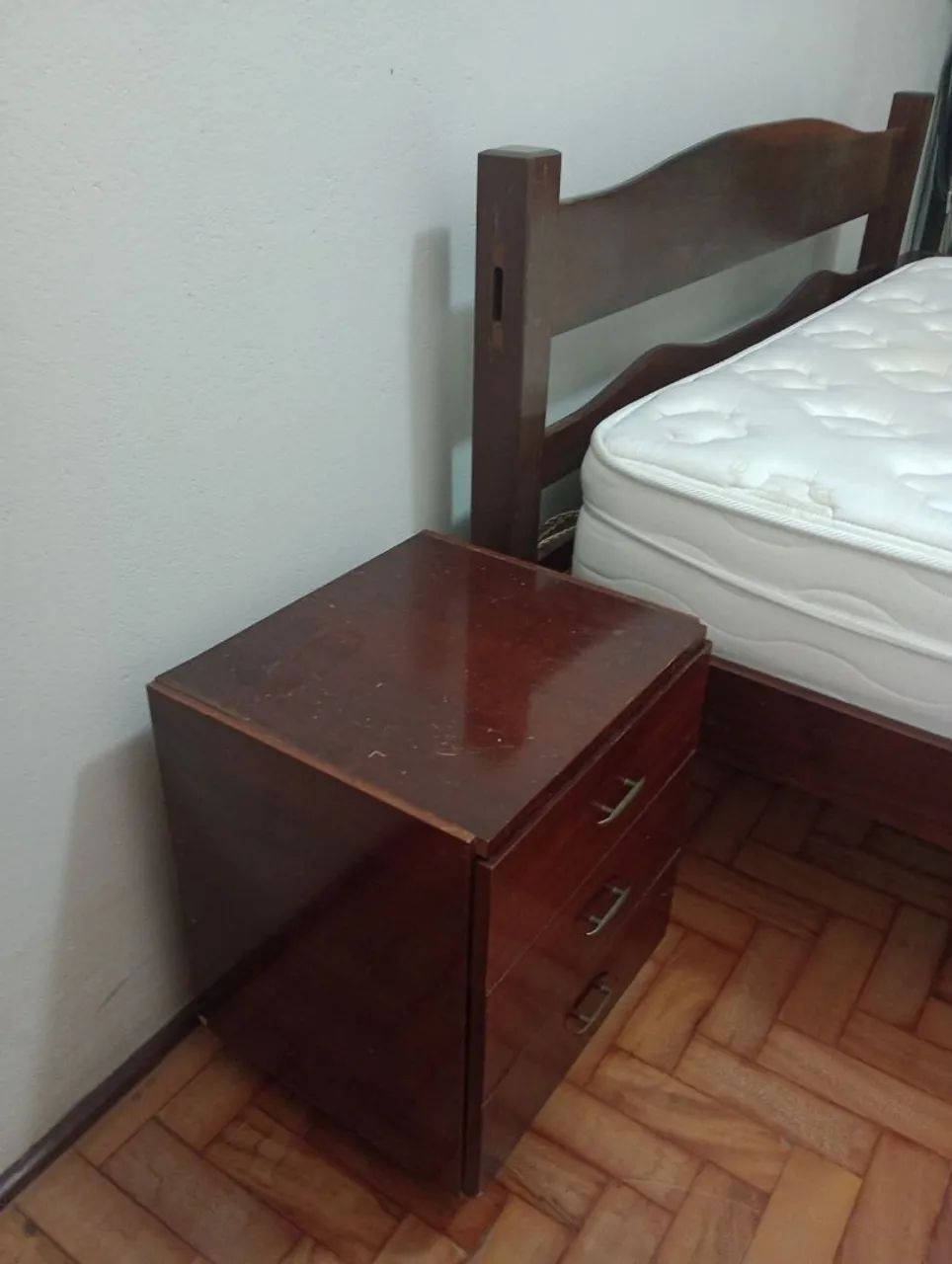 cama de casal, colchão de molas ensacadas e duas mesas de cabeceira  - Foto 2