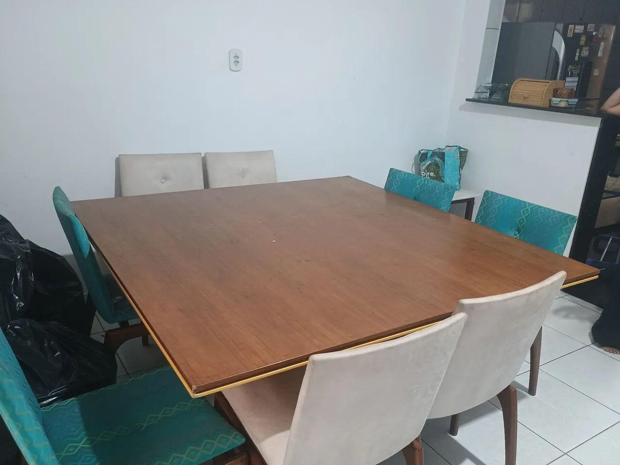 MESA COM 8 CADEIRAS 