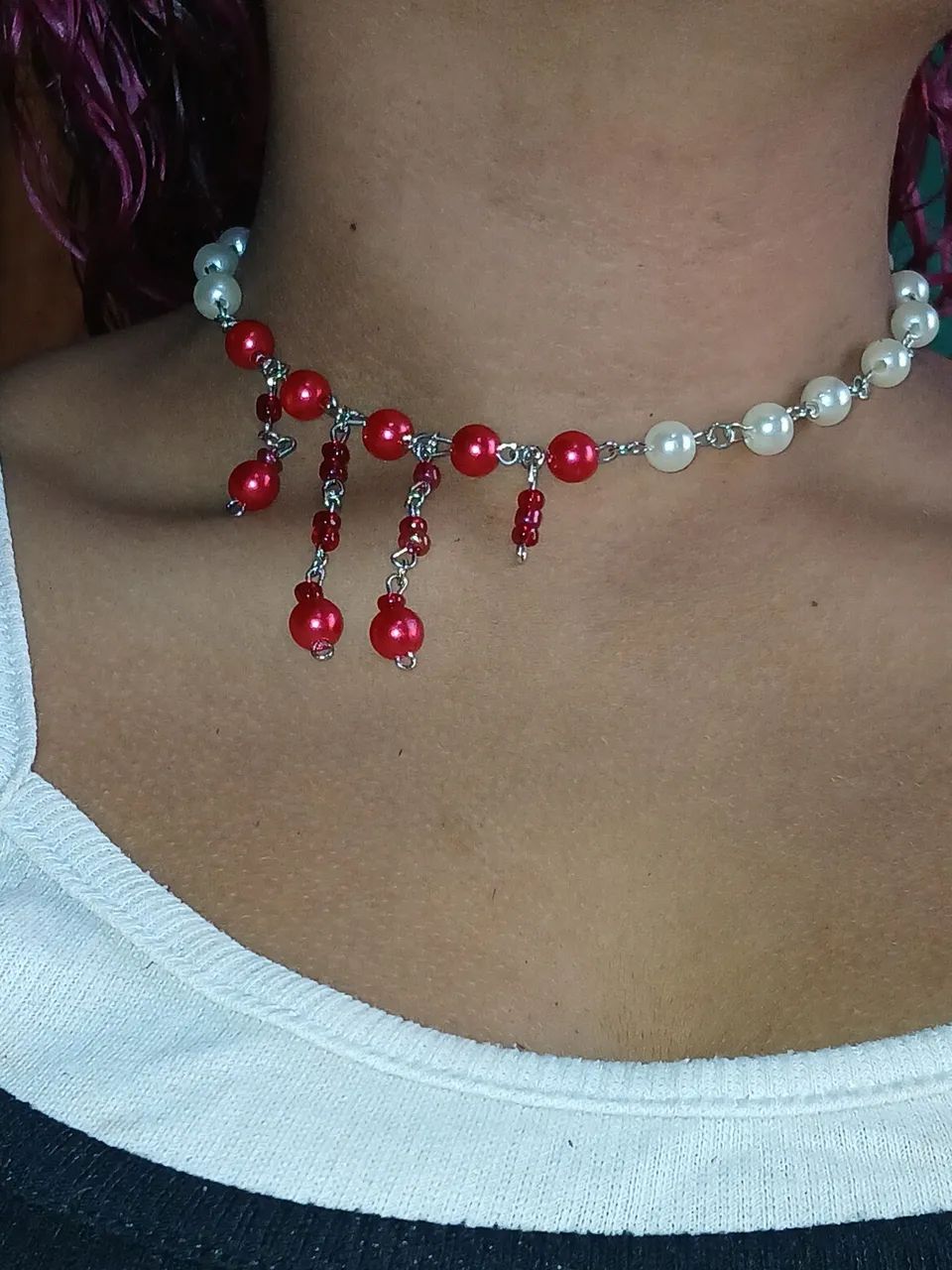 Colar Artesanal Vermelho e Branco com Pingentes ? - Foto 2